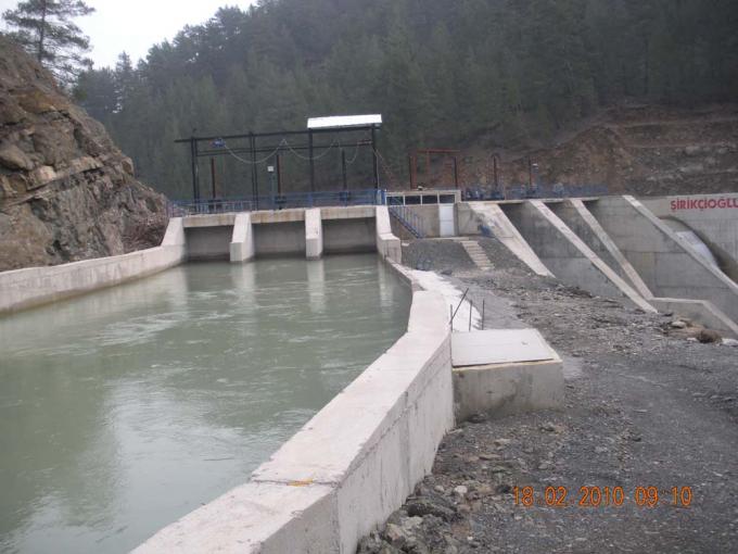 canal de agua de central hidroeléctrica